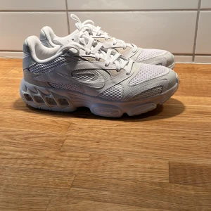 Nike vita  - Säljer ett par Nike zoom air eftersom dom inte passar. Andvända 1 gång. Storlek 40