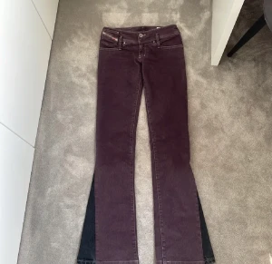 Jeans - Så sjukt coola jeans som jag älskar🔥 tyvärr för små för mig🥹