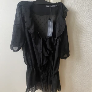 Blus  - Jättefin svart blus ifrån isawitfirst som aldrig är använd. Lapp sitter kvar och är då såklart i nyskick. Skriv om du är intresserad☺️ 120kr+frakt 