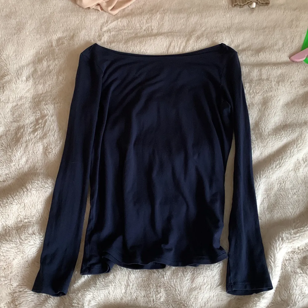 En jätte fin intemissimi tröja i mörkblå säljer för att den är lite för lite . Blusar.