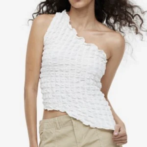 Vit topp - Oneshoulder topp från H&M storlek S. Använd fåtal gånger