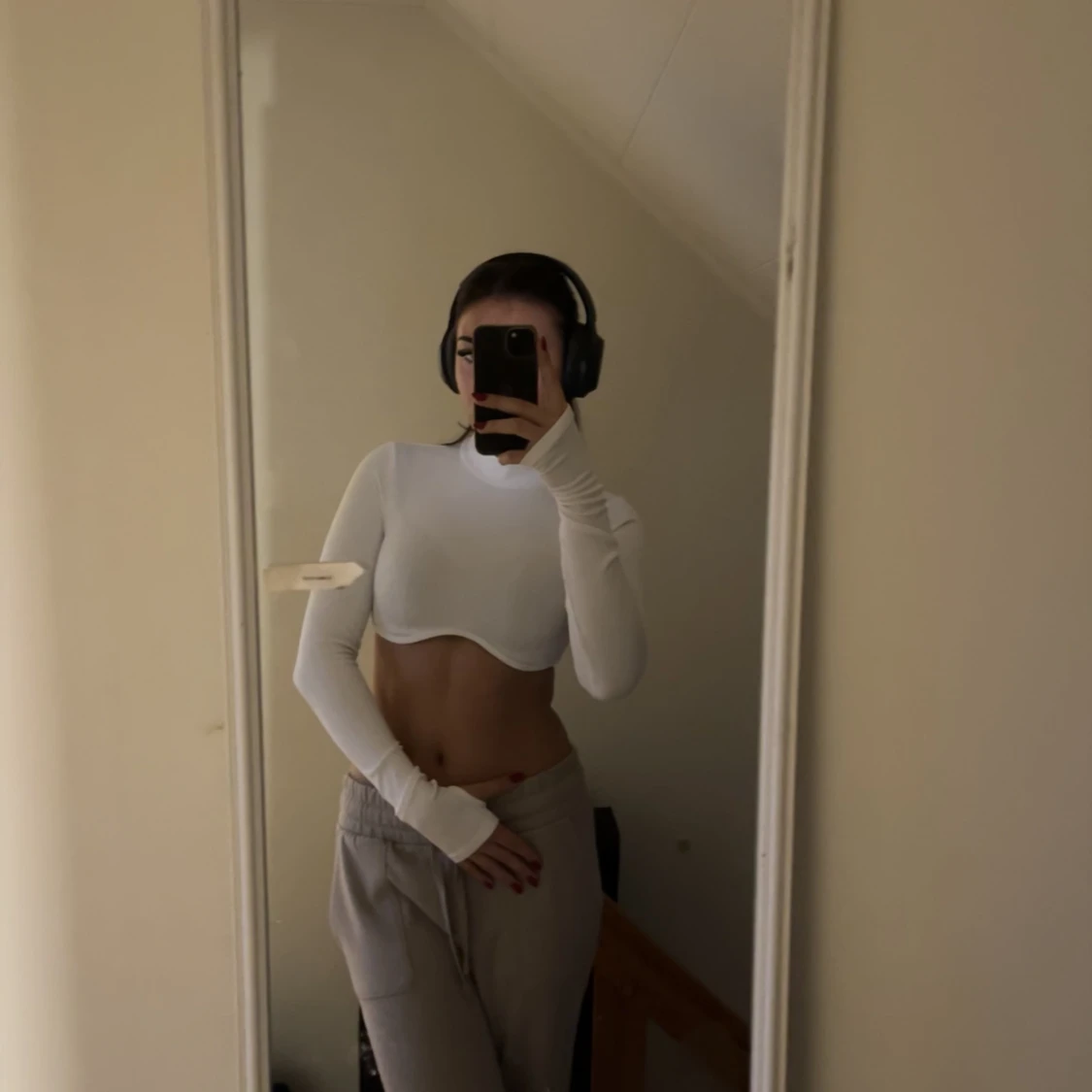 Kort topp med hål i ärmarna 