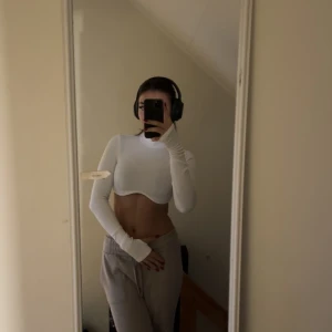 Kort topp med hål i ärmarna  - Aldrig använt från Hm , stl S