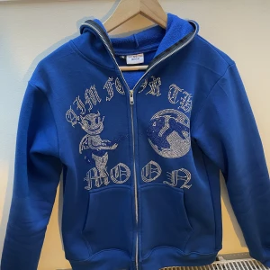 Aim For The Moon zip up - Hej. Säljer min Aim for the moon fullzip pga att jag inte använder den. Den är i en klarblå färg och ser ut som ny. Använd max 6 gånger. Skick: 9.5/10. Pris kan diskuteras vid snabb affär. Har du några frågor eller funderingar så hör bara av dig:)