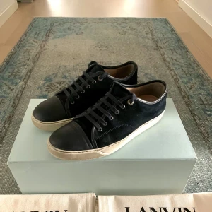 Lanvin skor - Säljer Lanvin skor. Storlek UK 6 EU 40-41. Använt skick. Box + två dustbags medföljer samt extra snören. Äktahets bevis finns. Hör av er om ni har några frågor. Pris kan diskuteras vid snabb affär!