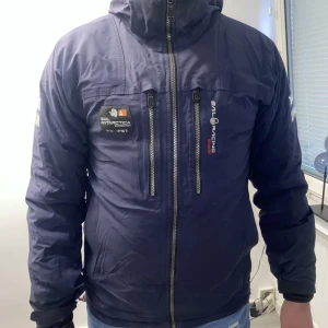 Sail racing Jacka - Mörkblå Racing jacka i gott skick   Använd enbart två vintrar  Öglan är sönder  Nypris 5 000kr Säljes för 1 500 kr
