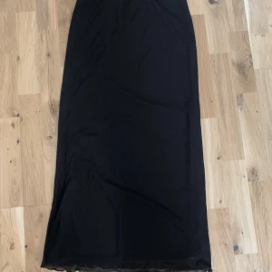 Maxikjol - Maxikjol med super fin detalj nedtill. Strl S. Helt oanvänd med lappar kvar! Passar någon som är ca 165-168