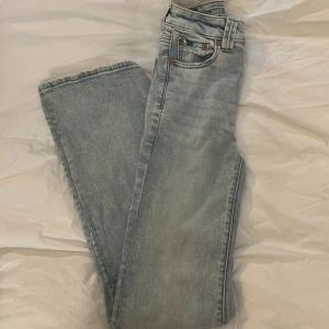 Snygga Jeans - Snygga jeans, från American Eagle, finns bara i USA, bootcut jeans, flare jeans, elastisk, stretchy, ljus blå jeans. Storlek 30/32