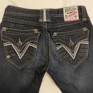Affliction jeans - Riktigt feta affliction jeans i super bra skick. Storlek 30. Specifika mått: midja 39cm. Innerbenslängd: 83cm. Benöppning: 22cm