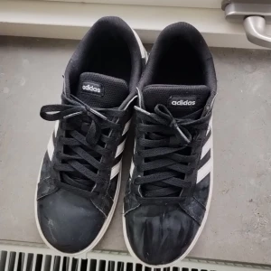 Svarta adidas skor - Köpte den för 2 månader sen använde den bara typ 3 till 4 gånger säljer de för att jag köpte nya skor  