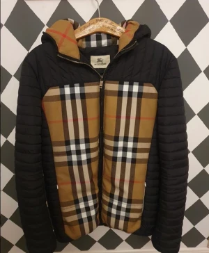 Burberry dunjacka - En riktig fin burberry jacka som jag nu säljer eftersom den inte kommer till mycke användning. Storlek M Lite slitage se bilder + för mer bilder kom privat. Pris kan diskuteras vid snabb affär 