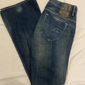 G star bootcut - Bootcut g-star raw jeans, tror de är lowwaist (har inte använt de själv för de passar ej så jag gissar). Midjemått: 37cm x2. Från skrev till midja: 20cm. Innerbenslängd: 84cm.