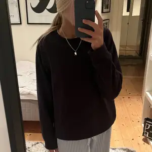 Säljer denna jätte najs sweatshirten! Det är en väldigt basic men superskön och snygg tröja som är väldigt bra skick eftersom jag köpte den för någon månad sen! Storlek S💕