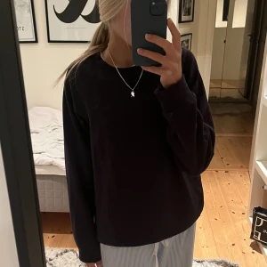 Mörkblå sweatshirt - Säljer denna jätte najs sweatshirten! Det är en väldigt basic men superskön och snygg tröja som är väldigt bra skick eftersom jag köpte den för någon månad sen! Storlek S💕
