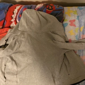 Nike tech grå - Begagnad några gånger. Bäst skick som möjligt! Den är äkta 100%