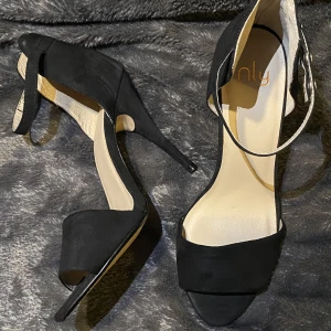 Svarta klackar - Säljer dessa klackar, använt endast 3 gånger, bra skick!