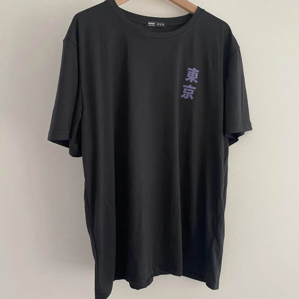 Tokyo Tee från Romwe i storlek 2xl . T-shirts.