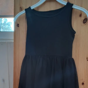 Kläning - Säljer denna kläningen! Super bra skick men det finns lite lösa trådar längst upp som inte syns mkt och en jätteliten fläck på "kjolen" som jag tror försvinner i tvätten. Lappen är inte kvar då den kliade så vet it storleken tyvärr. Skriv för mer bilder!🩷