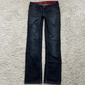 Lågmidjade jeans - Köpte på plick men var lite för stora där av säljer jag dem. Skit snygga passar till alla outfits. Skriv om du är intresserad!💕💕Om ni vill köpa direkt klicka på ”köp nu” knappen💕