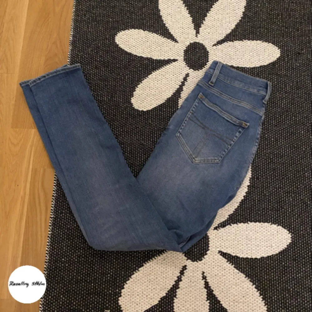 Ett par snygga tiger of Sweden jeans i storlek 28-32, modellen heter evolve. passformen är slim fit och det är i väldigt bra skick.  Nypris: 1600, vårt pris 399 kr. Skriv privat vid frågor!. Jeans & Byxor.