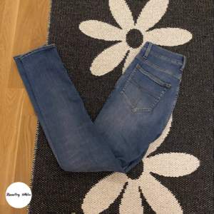 Ett par snygga tiger of Sweden jeans i storlek 28-32, modellen heter evolve. passformen är slim fit och det är i väldigt bra skick.  Nypris: 1600, vårt pris 399 kr. Skriv privat vid frågor!