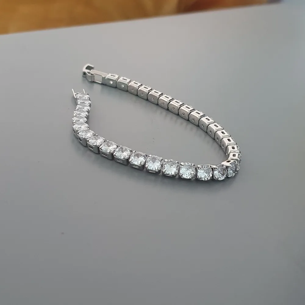 Helt ny diamantarmband, inte min stil så behöver säljas. Endast 215 kr, pris kan diskuteras vid snabb köp. Snabbaste köpare prioriteras. . Accessoarer.