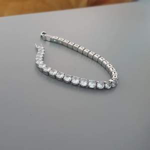 Helt ny diamantarmband, inte min stil så behöver säljas. Endast 215 kr, pris kan diskuteras vid snabb köp. Snabbaste köpare prioriteras. 