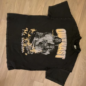 OUTKAST rap t-shirt - den är i bra skick väldigt stor, den är i storlek XS men passar mer som en M 💋