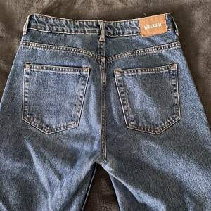 Blåa Weekday jeans i modellen Voyage Standard storlek W26/L30💙Exakta mått, Midja: 36 cm. Innerbenslängd: 72 cm