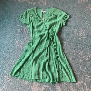 Grön sommarklänning - Grön sommarklänning med vit mönster. Bra skick! 