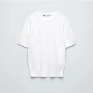 Tröja - Vit baströja från zara i storlek xs