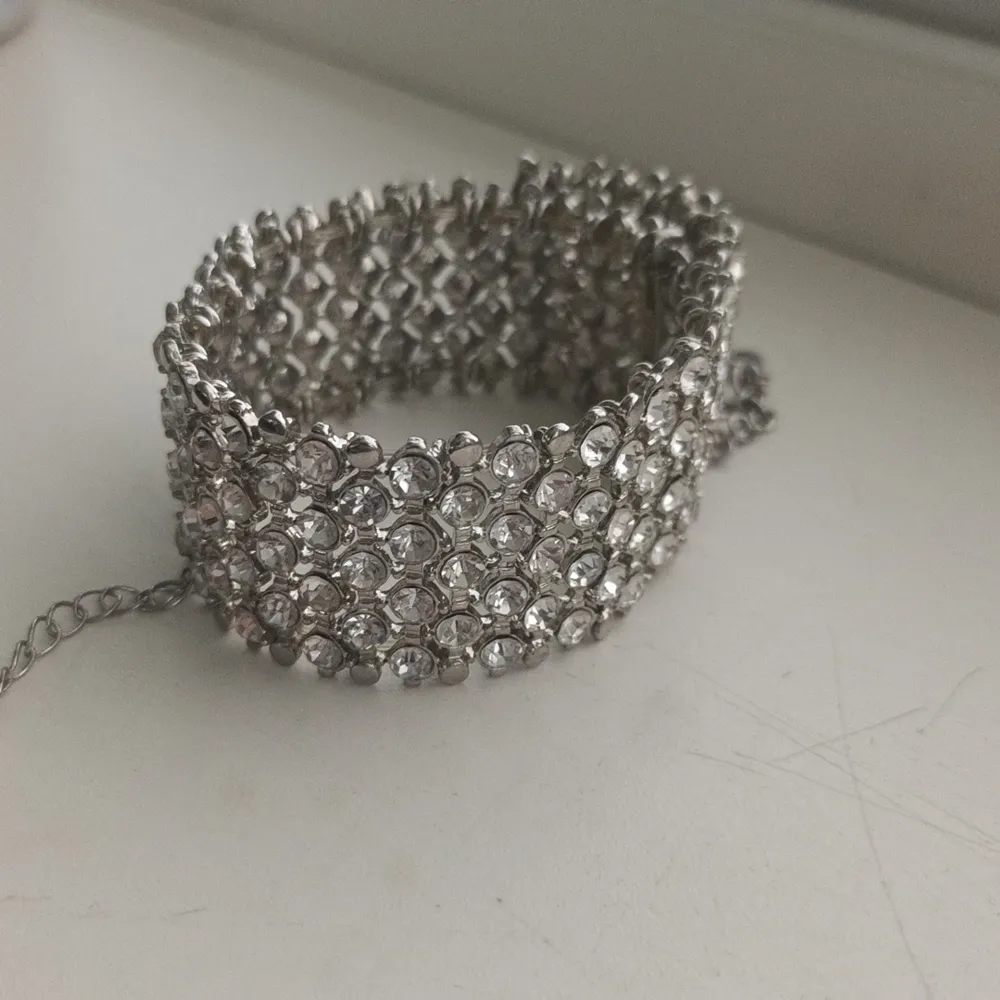Fint choker halsband i silver, knappt använt.. Accessoarer.