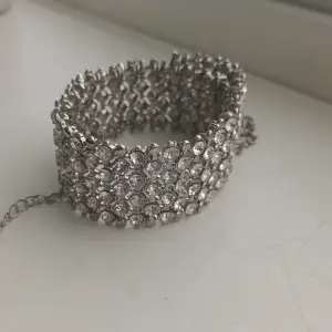 Fint choker halsband i silver, knappt använt.