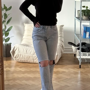 Jeans  - Är 160 cm för referens  Hål avklippta själv 