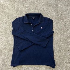 Polo Ralph lauren  - Säljer denna jätte snygga polo Ralph lauren rugby tröja. Skriv vid minsta fundering.🙌🙌 Pris: 399kr Storlek: Xs/16 Skick:8/10