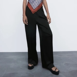 Satin byxor - Zara - Använda endast en gång. Storlek S men passar även M.