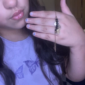 Svartego armband 100kr🖤🌸🌸 - Den kostar 100kr skriv till mig om ni har någon rabbat så kan jag fixa 🌸🖤🖤