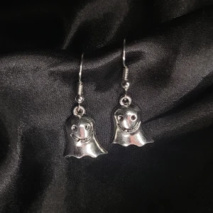 Spök Örhängen! 👻 - ENDAST ETT EXEMPLAR!  Egengjorda örhängen med spökberlock. Perfekta nu till Halloween! Rostfritt! Troligtvis nickelfria men är du allergiker bör du vara försiktig. 