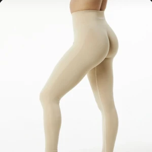 Alphalete amplify  - Använt två gånger, tyvärr är det ett supermini hål på ena benet som man inte ALLS ser men vill ändå nämna det. Fint skick annars, färgen hazelnut storlek XS