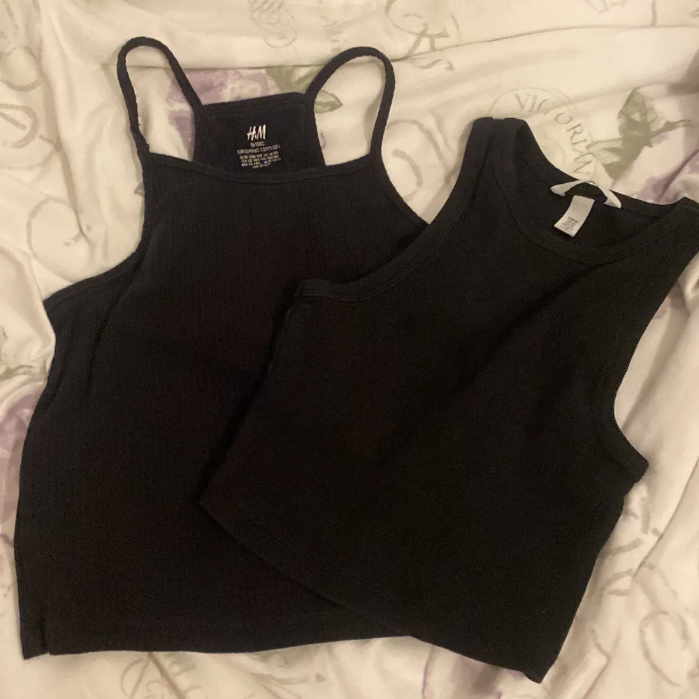 De två svarta linnena är från H&M i strl xs💕 De vita linnet är från Gina tricot, även de i strl xs💋 Säljer dessa endast i pack. Kolla in mina andra annonser om du skulle vilja köpa något mer! Skriv för frågor o funderingar💕💕😇. Toppar.
