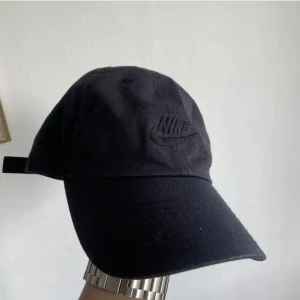 Nike keps  - Följ profilen och få 5% i rabatt   Produktens skick: mycket bra   Storlek: one size (justerbart)   För mer info, kontakta mig 😀