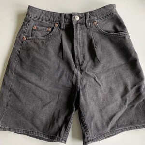 Grå jeansshorts - Grå jeansshorts från hm. Sparsamt använda och i mycket bra skick!