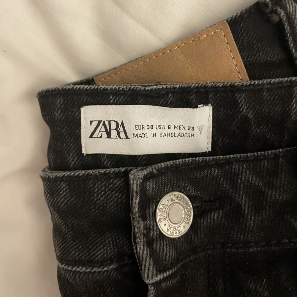 Säljer nu mina mörkgråa jeans med slits från zara i stl 38. Säljer då dom är för stora! Helt oanvända, priset kan diskuteras.. Farkut & Housut.