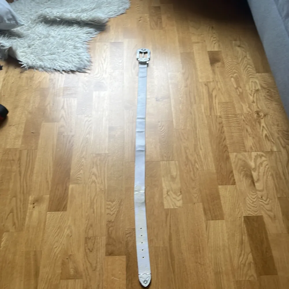 Jag tror inte att det är åkta läder Den är typ 5 månader gammal . Asusteet.