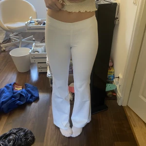 Lågmidjade vita kostymbyxor ✨ - Stretchiga lågmidjade kostymbyxor i nyskick💕