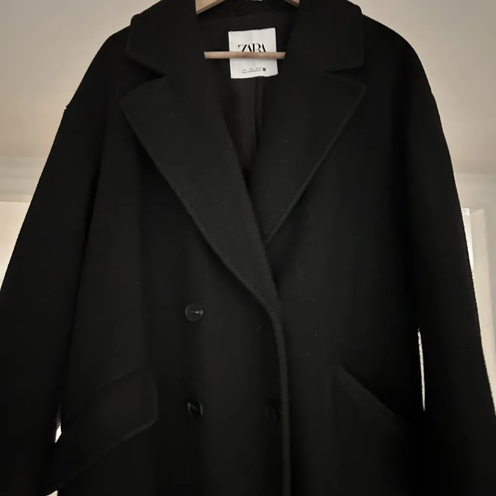 Snygg svart kappa från Zara. Har används ett fåtal gånger så fortfarande i jätte bra skick. Priset kan såklart diskuteras och köparen står för frakten❤️. Jackor.
