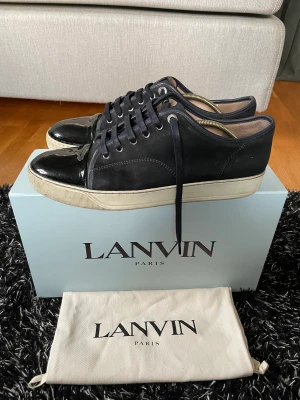 Lanvin skor st 44 - Lanvin toe cap, storlek 44 (UK 10) Marinblå. Ingår box och dustbag.  Orderbekräftelse (Kvitto) finns.