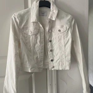 jeans jacka  - Jeans jacka från nakd endast använd 1 gång så nyskick! Nypris 599kr Fri frakt!