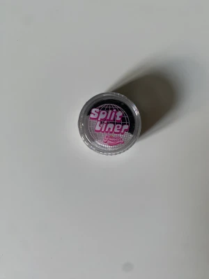 Oöppnad eyeliner - Fick hem en eyeliner men tyvärr så använder jag inte det så säljer den. Givetvis oanvänd och ouppbruten förpackning 