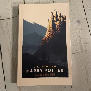 Harry Potter - Ny Harry Potter och de vises sten bok. Aldrig läst och perfekt till samling🥰